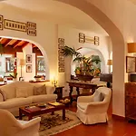 Nora Club & 4*