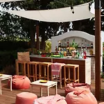 Nora Club & 4*