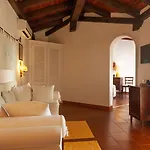 Nora Club & 4*