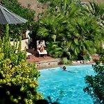 Nora Club & 4*