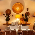 Nora Club & 4*