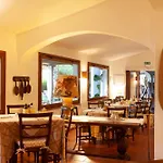 Nora Club & 4*
