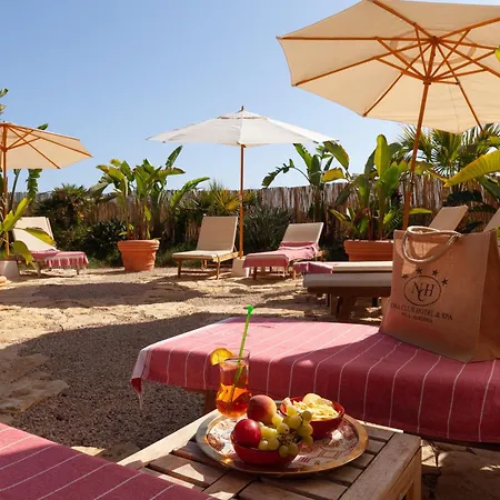 Nora Club & 4*