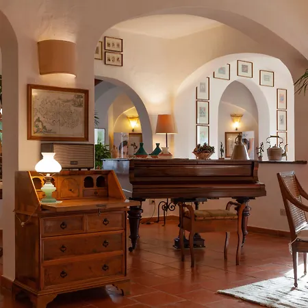 Nora Club & 4* 풀라