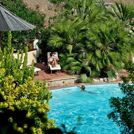 Nora Club & 4*